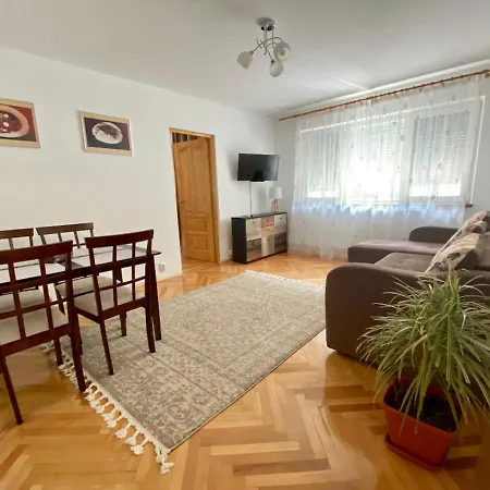 Apartman Away - Chic And Cozy *